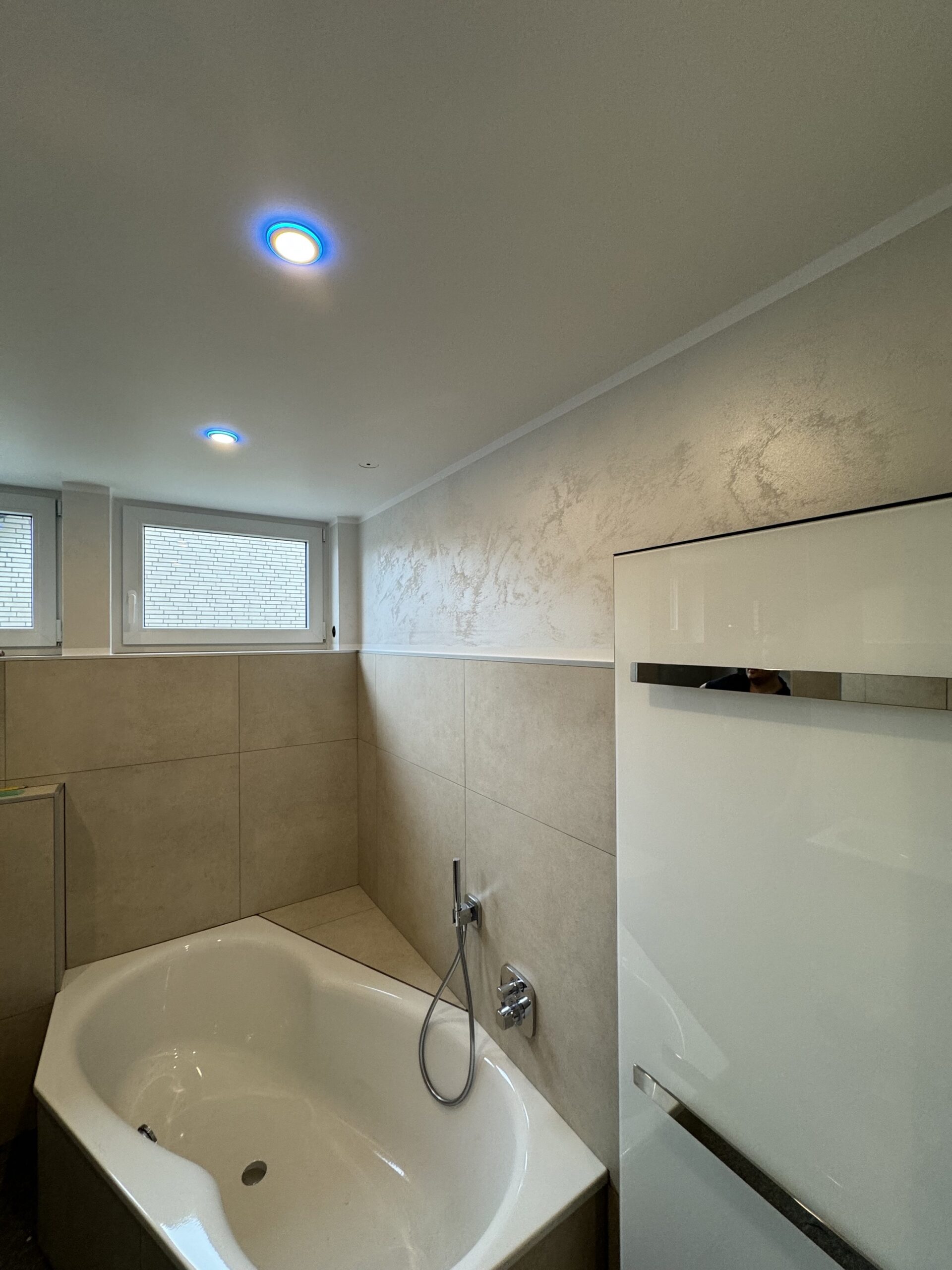 Unser neuestes Projekt im Badezimmer besticht durch hochwertige Kreativtechnik und schimmernde Effekte im Licht.